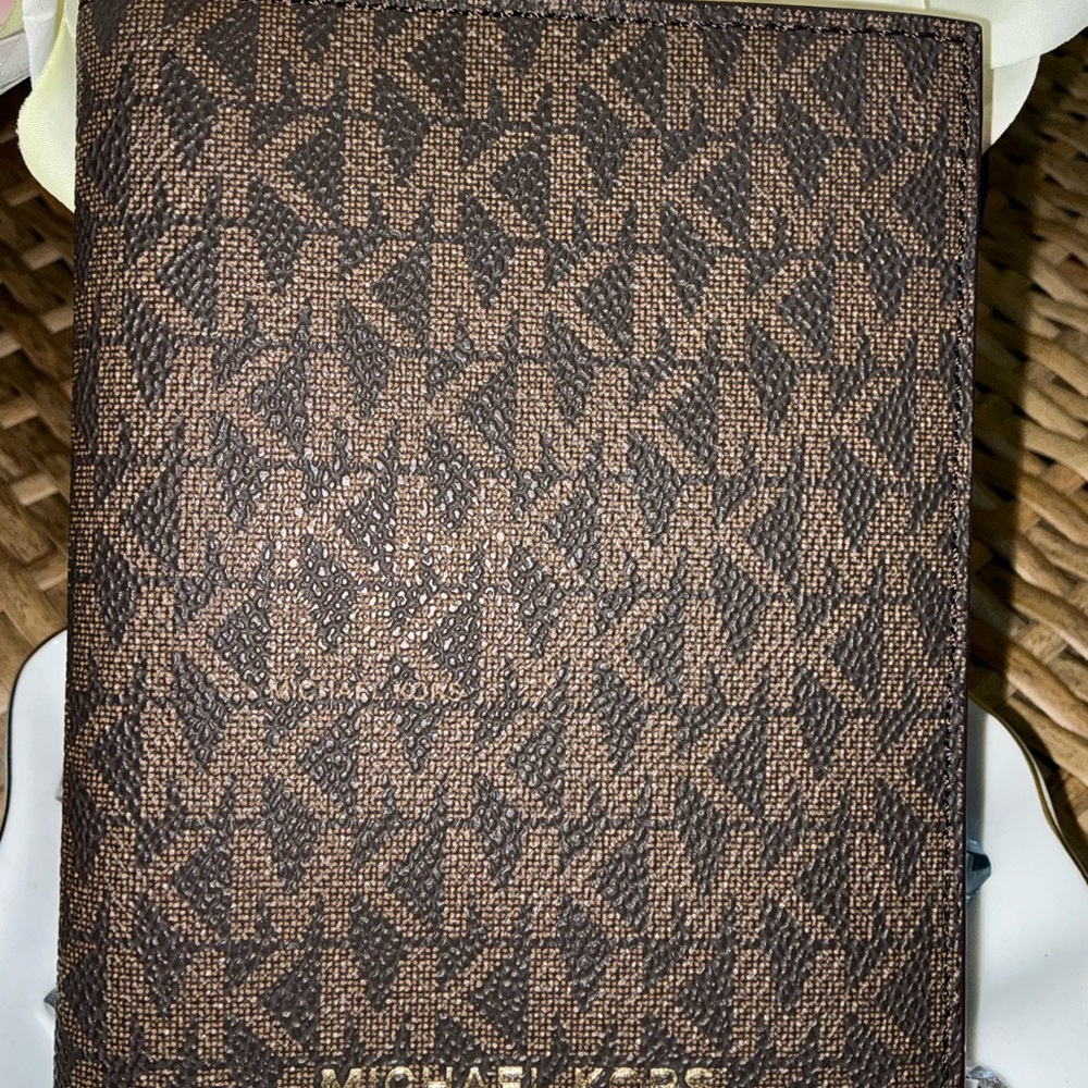 Michael Kors Signature Folding Card Case - Picture 6 of 14